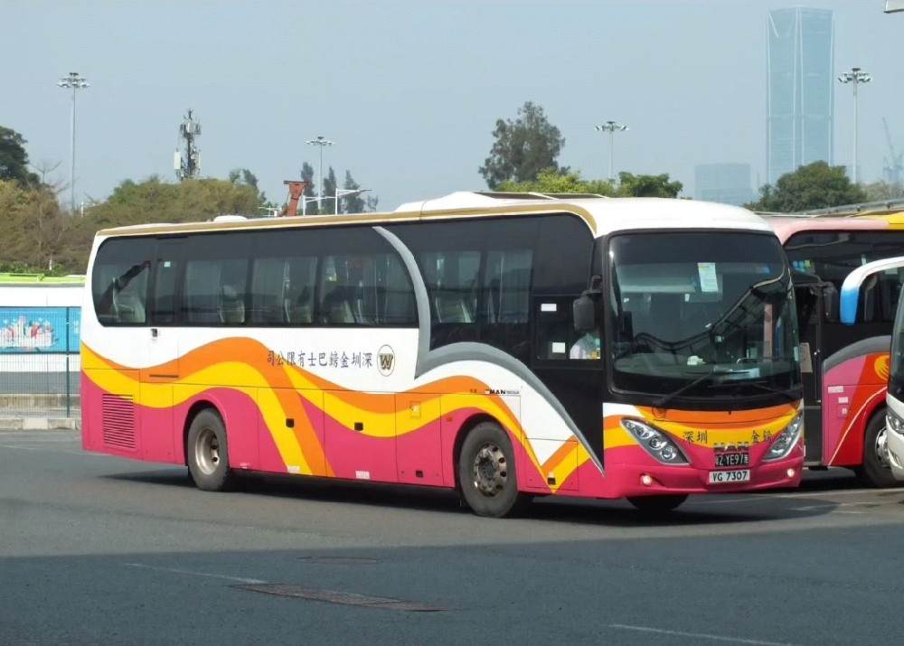 深港两地牌旅游大巴