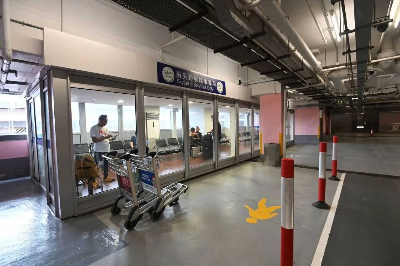 香港机场乘车点.jpg
